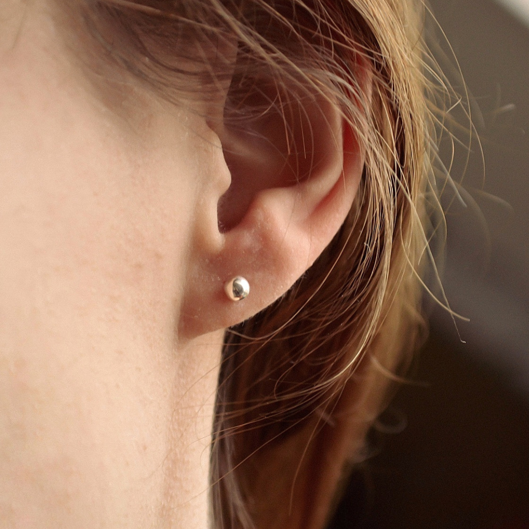 "Aya" schlichte Kügelchen Ohrstecker aus recyceltem Sterlingsilber