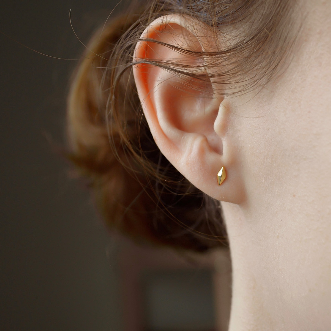 "Roya" winzige Rhombus Ohrstecker Gold