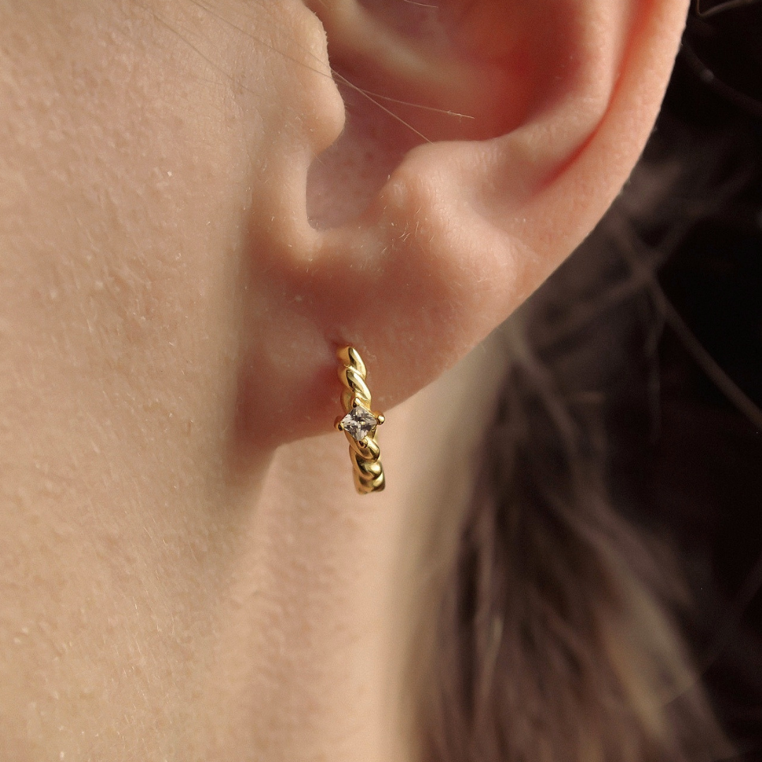 "Kagayaku" elegante, gedrehte Creolen mit Zirkonia vergoldet