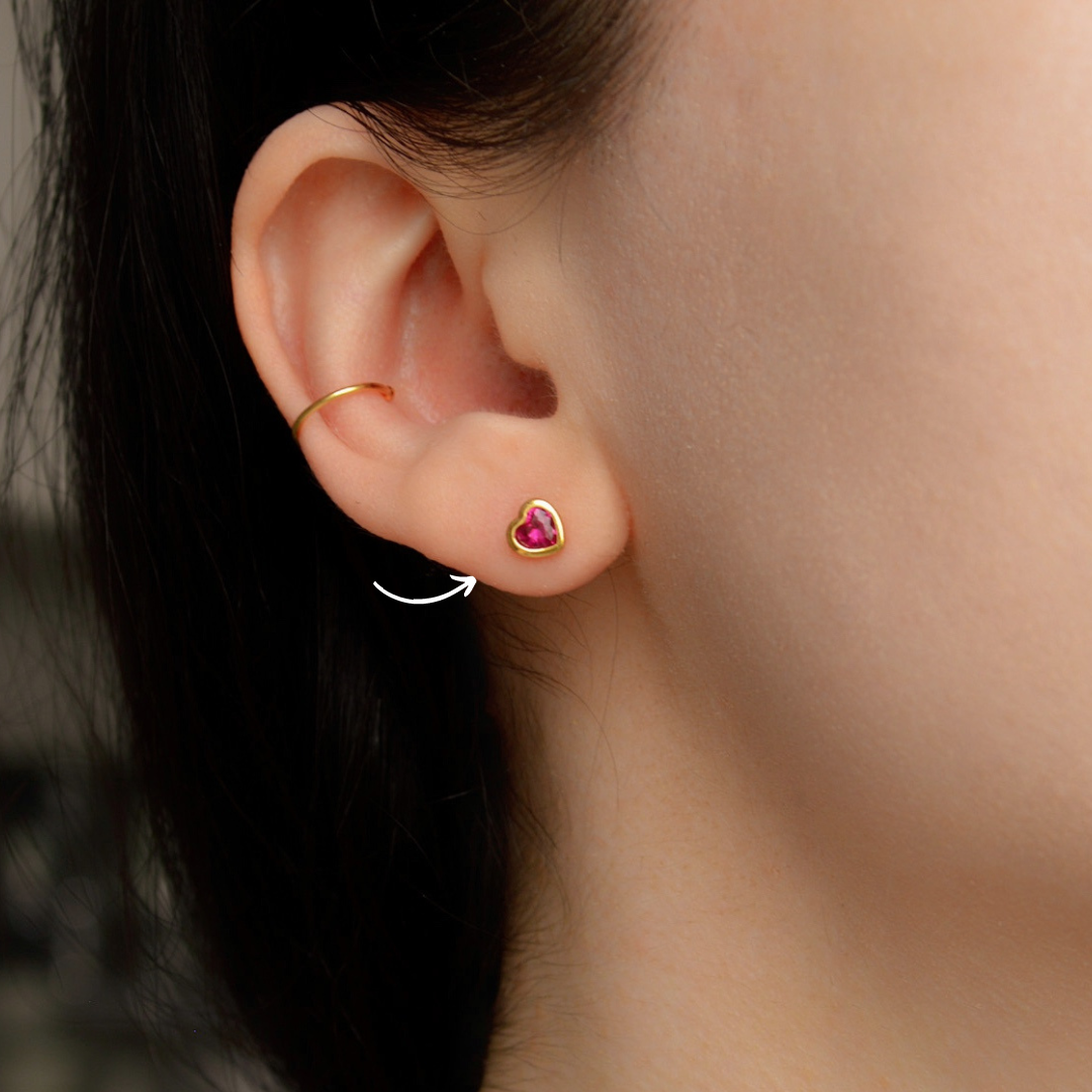 "Aluna" winzige, pinke Zirkonia Herzohrstecker 18 Karat vergoldet