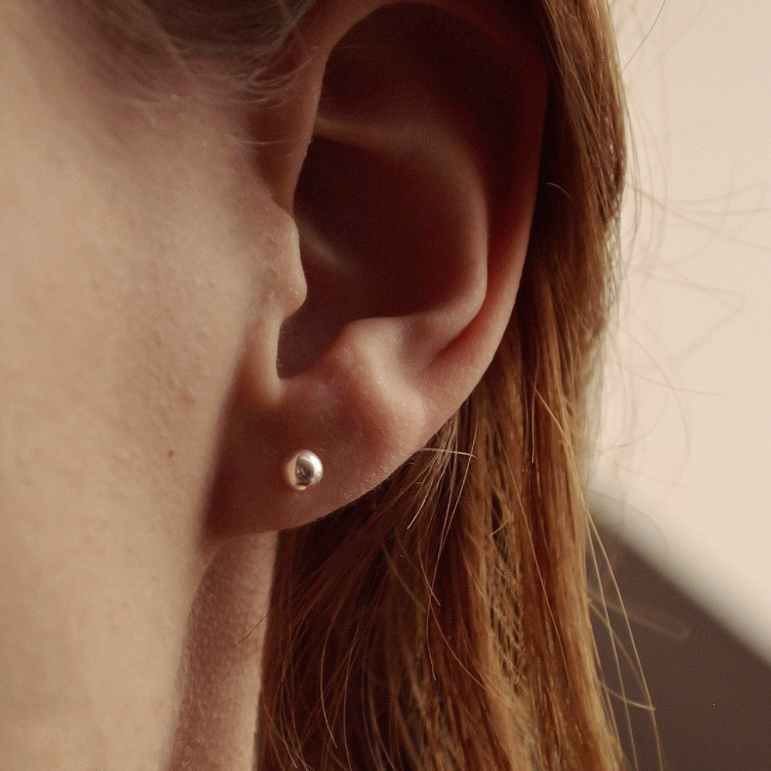 "Aya" schlichte Kügelchen Ohrstecker aus recyceltem Sterlingsilber