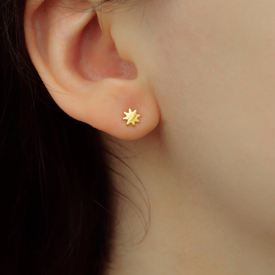 "Aya" winzige Sonnen Ohrstecker vergoldet