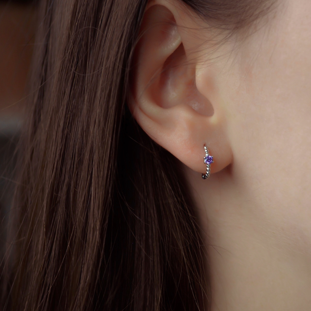 Frau trägt einen Silbernen Kügelchen Ohrring mit lavendelfarbenem Zirkonia