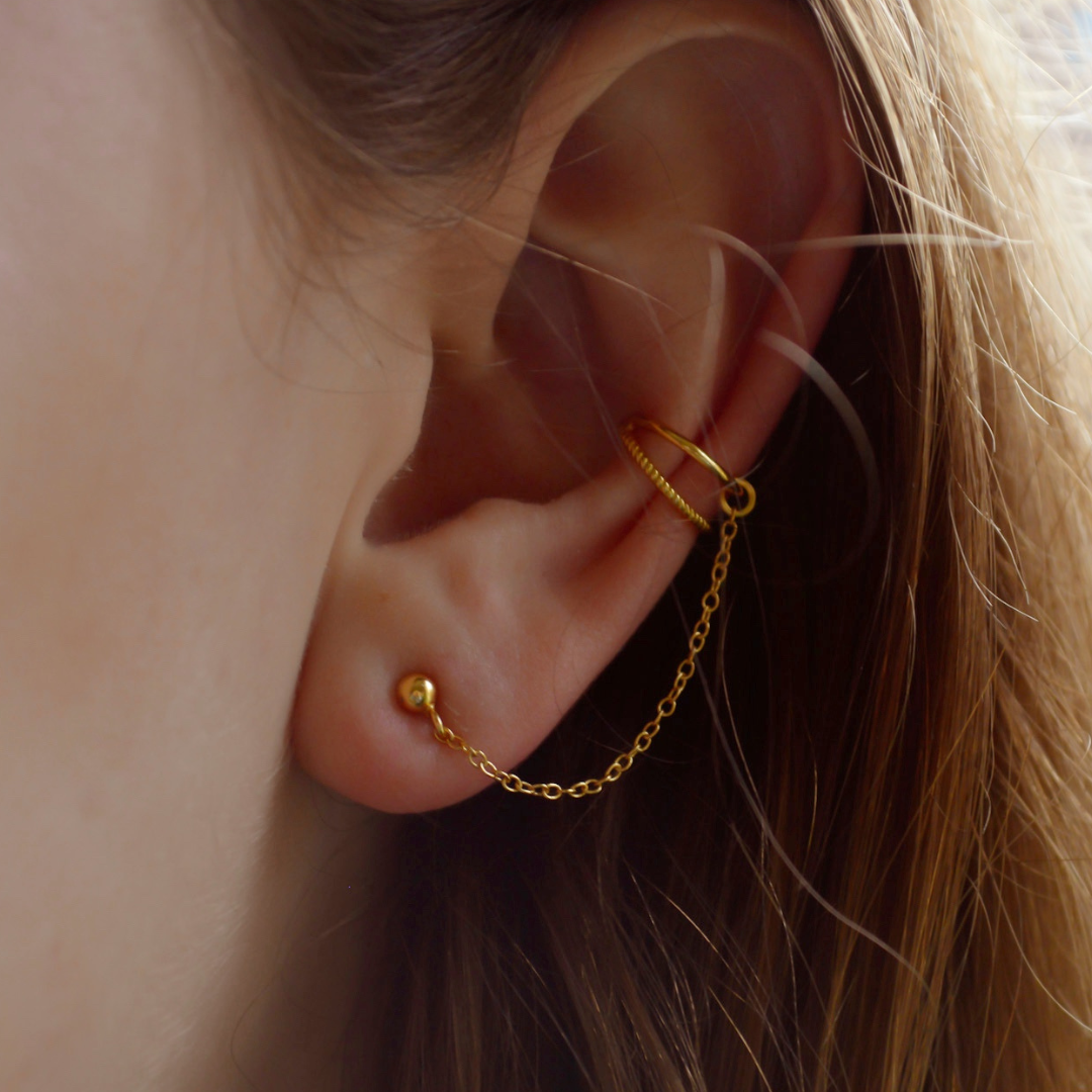 "Lorraine" Goldener Earcuff mit Kettchen und Kügelchen Ohrstecker