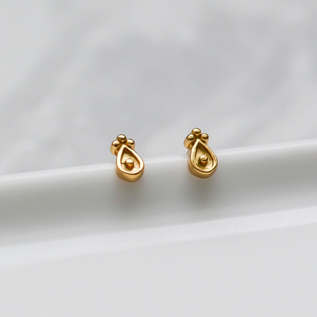 "Antique" winzige Ornament Ohrstecker Gold