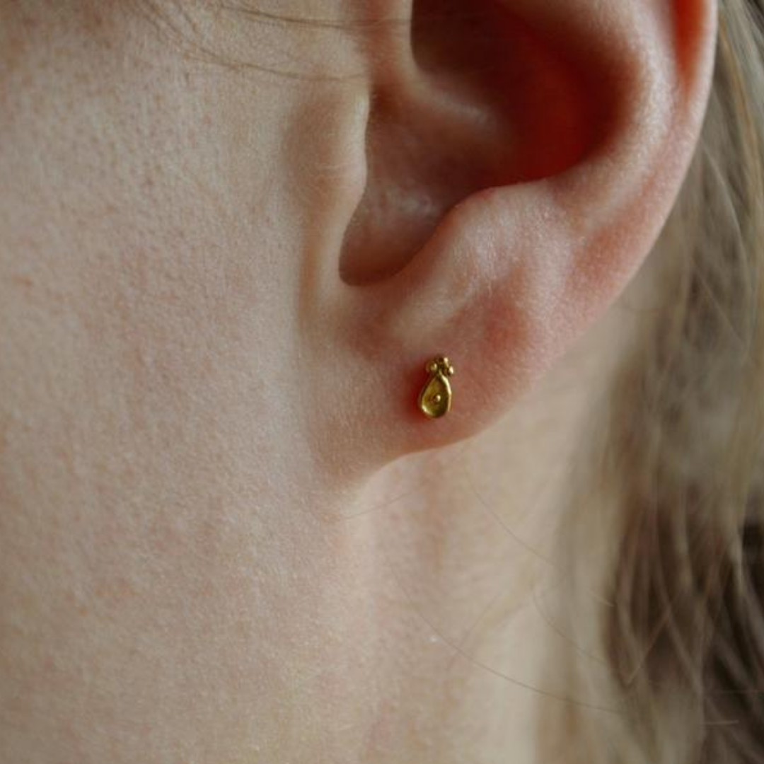 "Antique" winzige Ornament Ohrstecker Gold