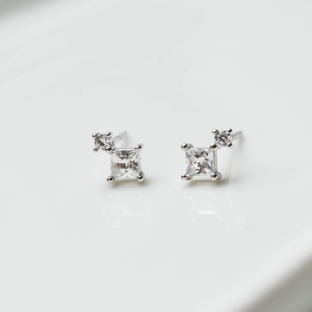 Minimalistische Quadrat Ohrstecker aus Sterlingsilber mit zwei weißen Zirkonia