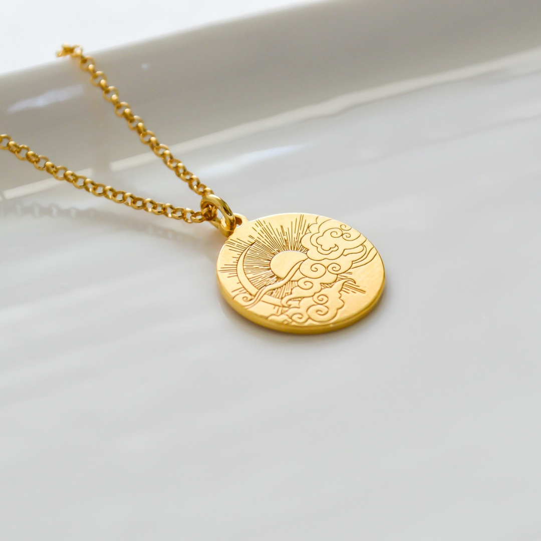 Zarte Medallionkette mit Mond, Sonne und Himmelsmotiv