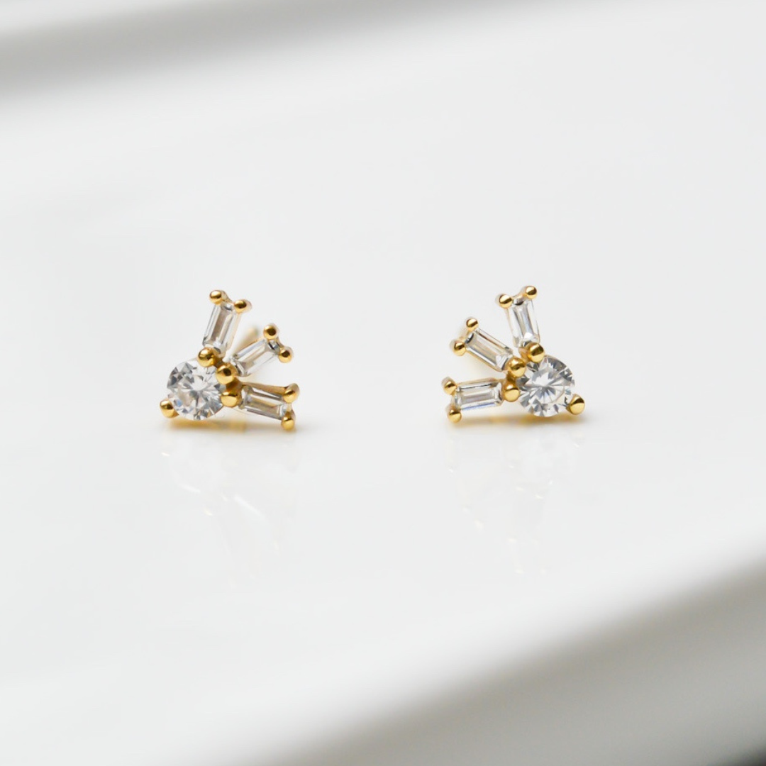 Moderne Zirkonia Sonnen Ohrstecker aus Sterlingsilber und 18k vergoldet im eleganten Art deco Stil.