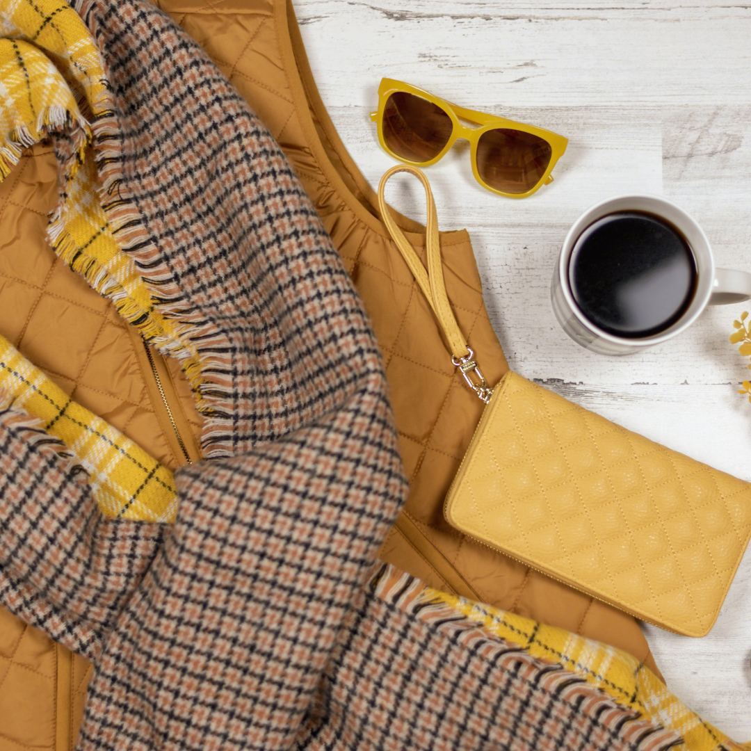 Herbstliches Flatlay in Orangen und gelben Farbtönen Quelle: Canva Pro 