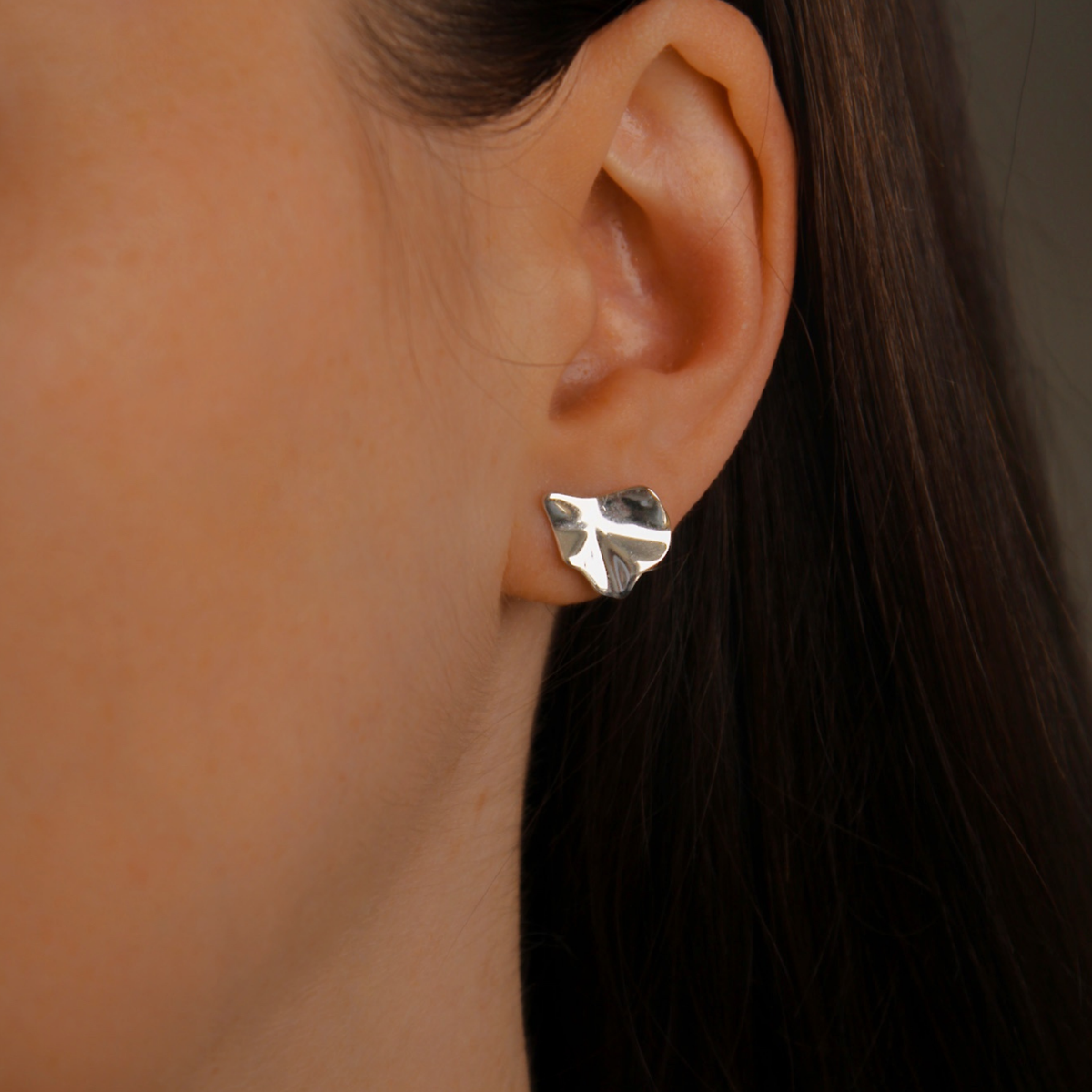 Fluid Petal Studs - modern abstrakte Ohrstecker