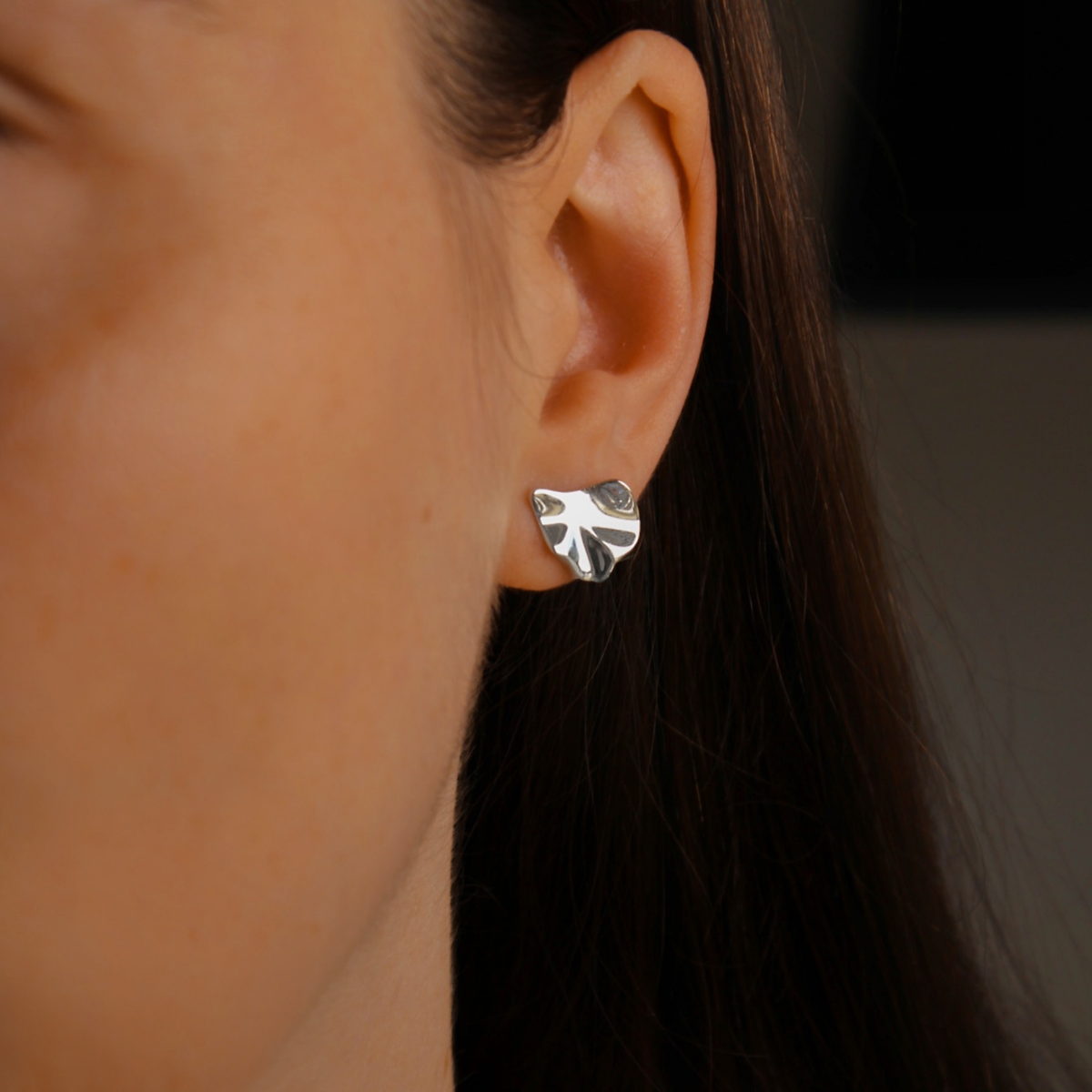 Fluid Petal Studs - modern abstrakte Ohrstecker