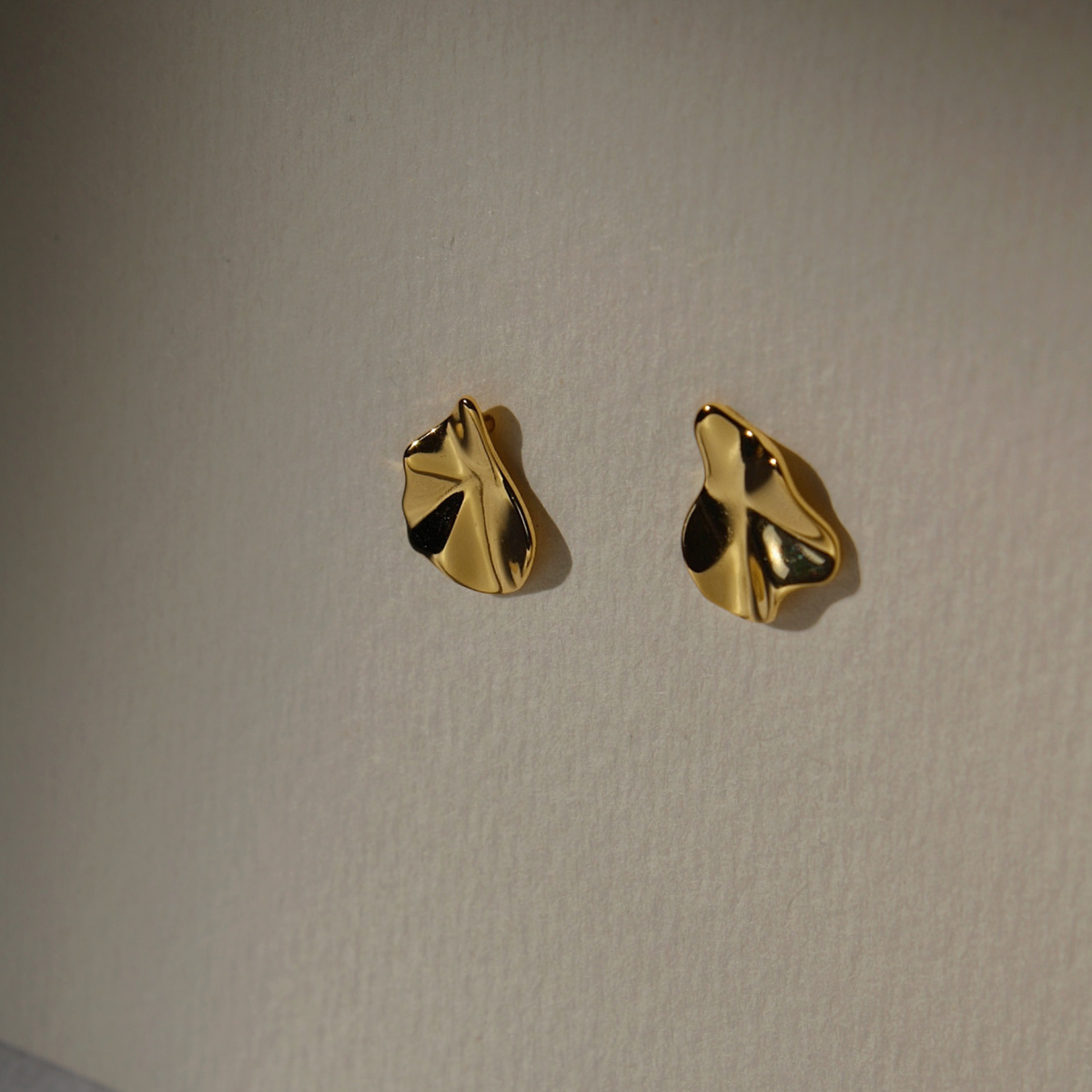 Fluid Petal Studs - modern abstrakte Ohrstecker