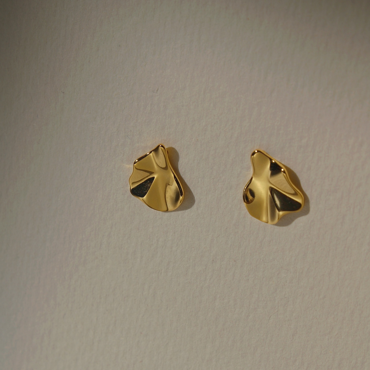 Fluid Petal Studs - modern abstrakte Ohrstecker