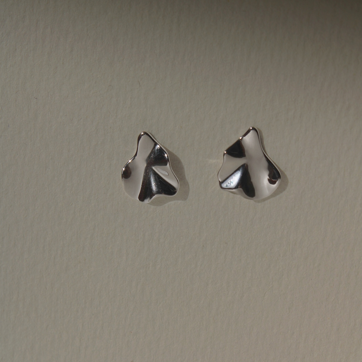 Fluid Petal Studs - modern abstrakte Ohrstecker