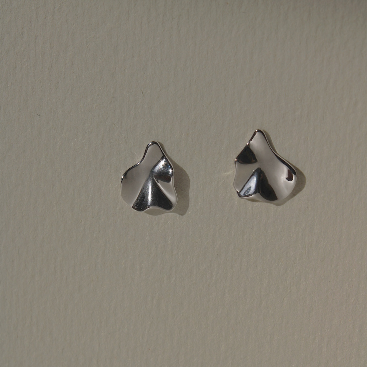 Fluid Petal Studs - modern abstrakte Ohrstecker