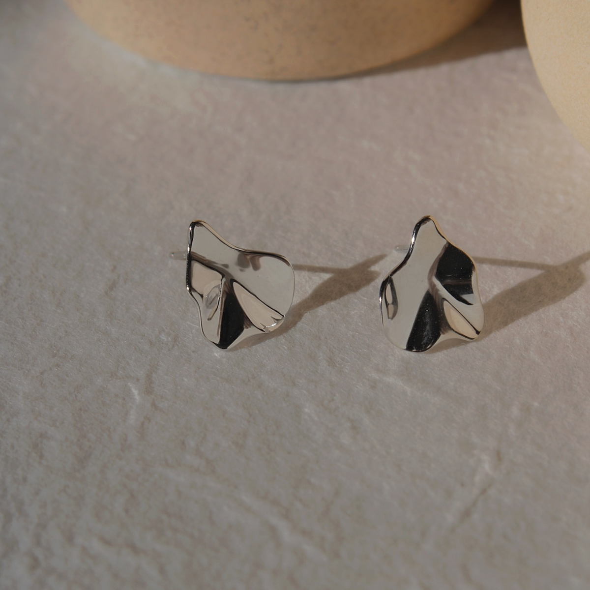 Fluid Petal Studs - modern abstrakte Ohrstecker