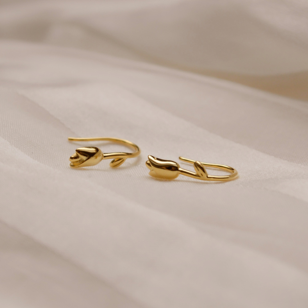 Zierliche goldene Ohrringe in Tulpen Design