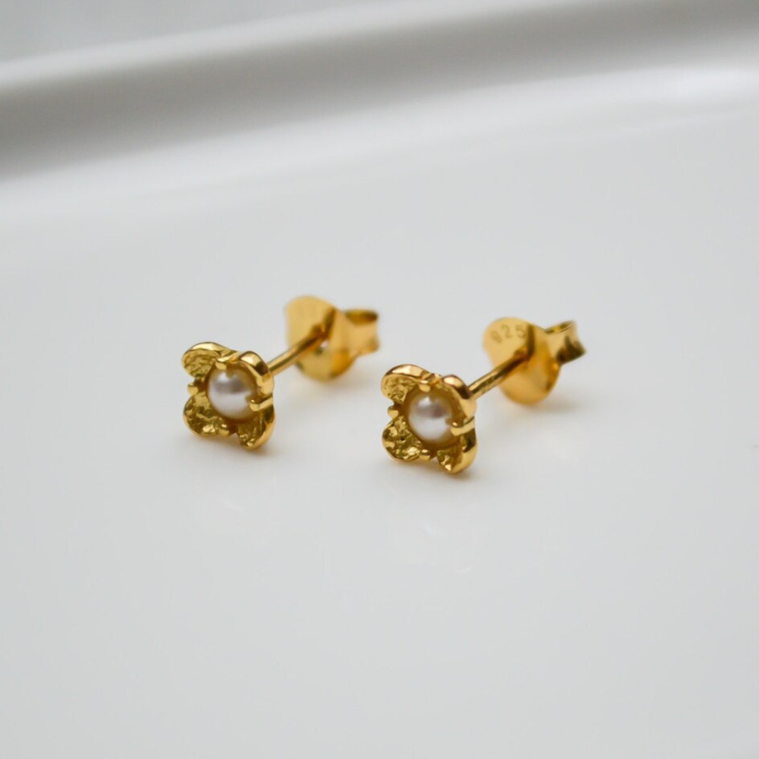 IDASBLUE "Kami" zarte goldene Perlen Ohrstecker in Blüten Design