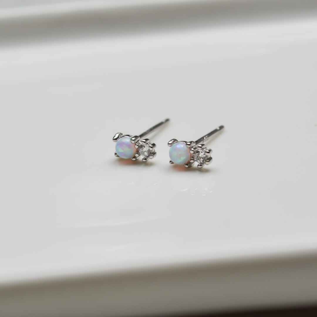 IDASBLUE "Opal Sparkle" winzige Silber Ohrstecker mit Opal und Zirkonia