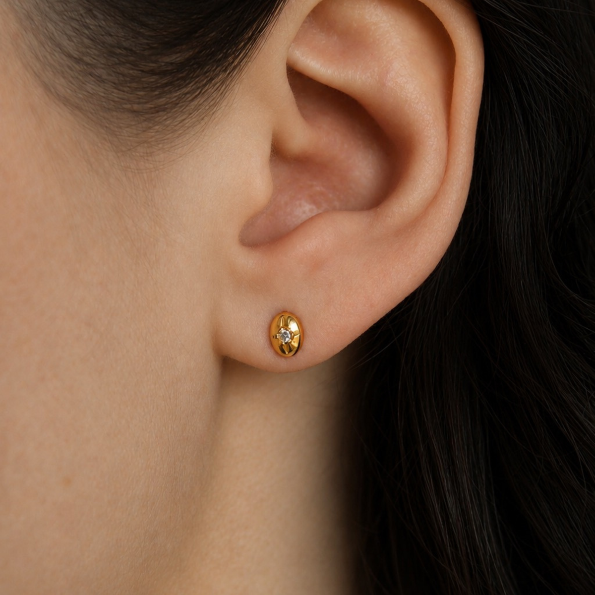 Kleine Celeste Diamant Ohrstecker in Gold am Ohr getragen