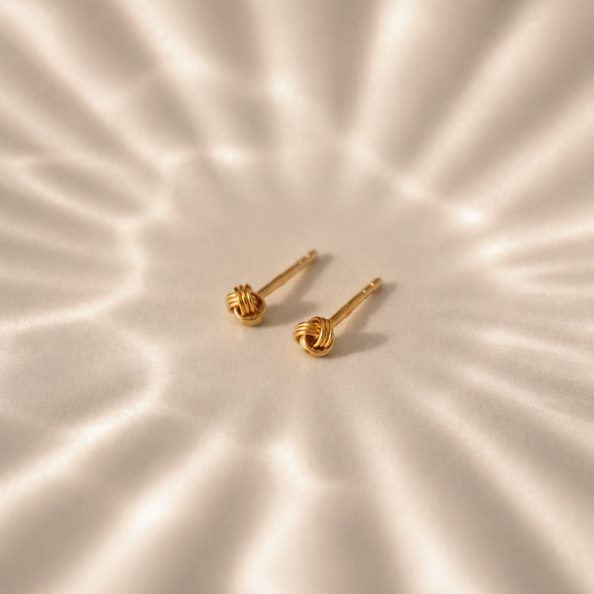 Little Promise Studs – kleine vergoldete Ohrstecker aus recyceltem 925er Sterlingsilber