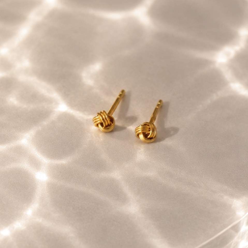 Little Promise Studs – kleine vergoldete Ohrstecker aus recyceltem 925er Sterlingsilber