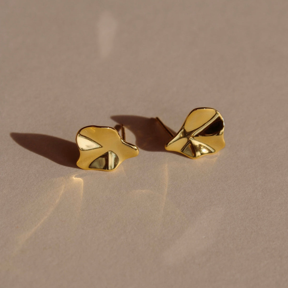 Fluid Petal Studs - modern abstrakte Ohrstecker
