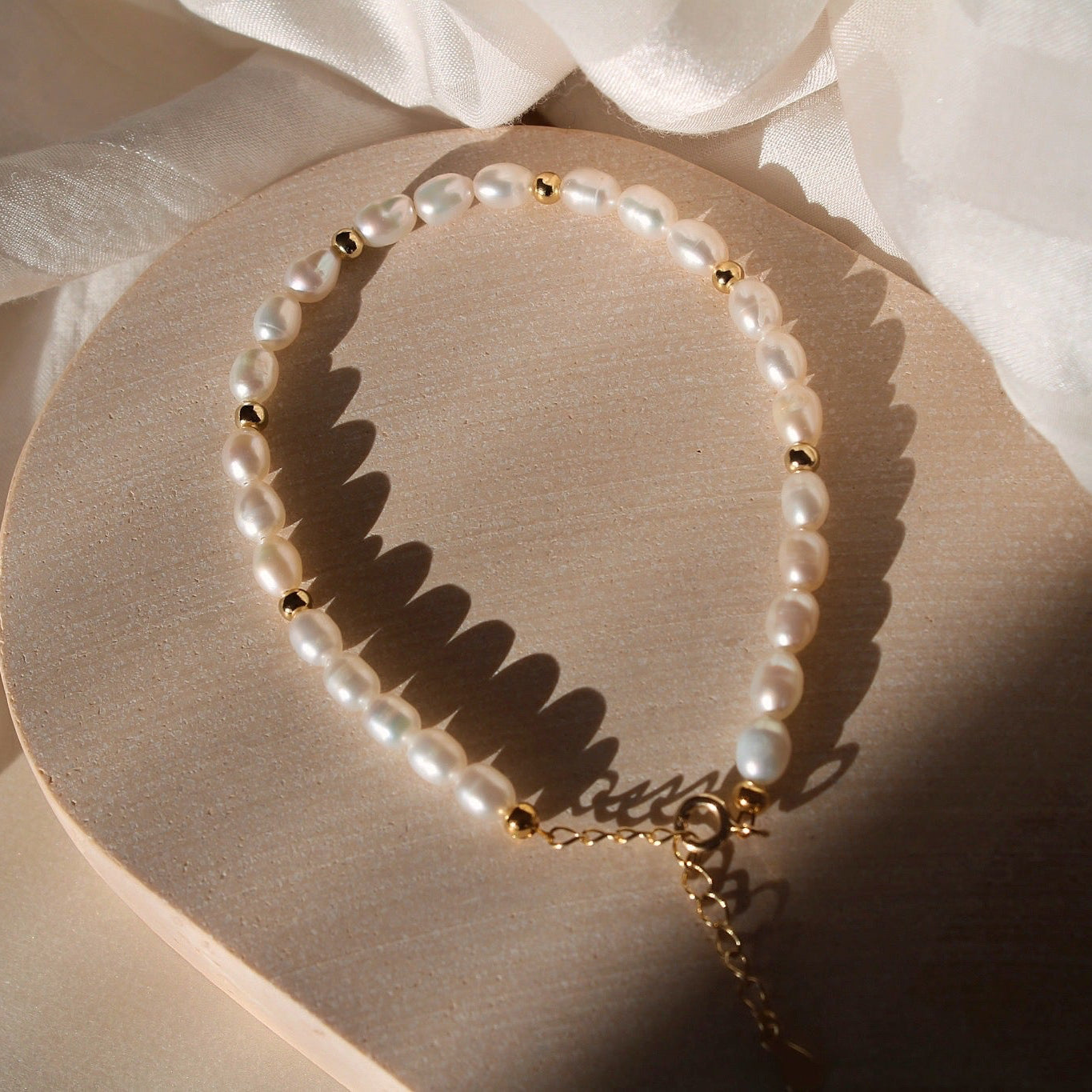 "Izumi" elegantes Perlenarmband für jeden Tag