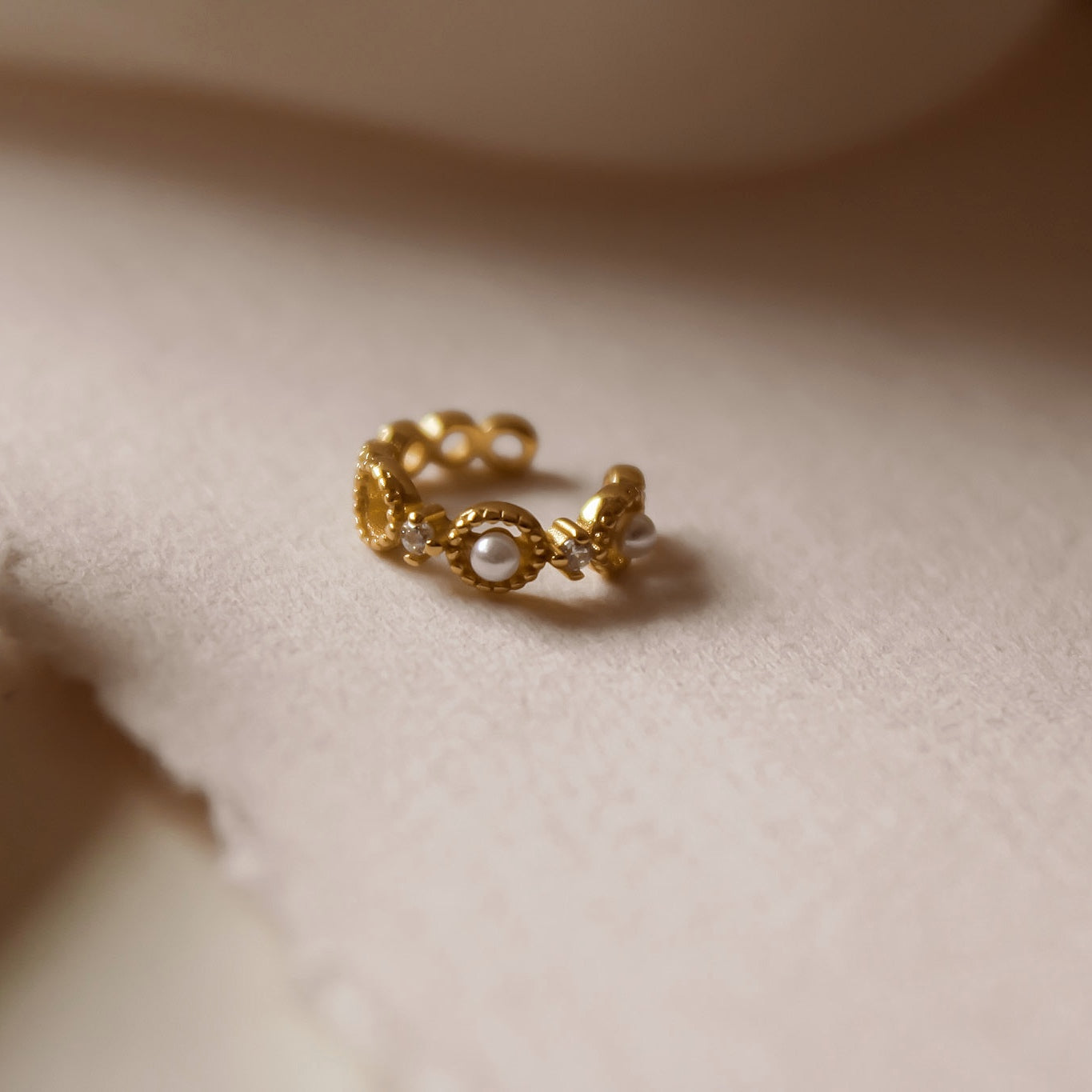 Goldener Perlen Earcuff in romantischem Vintage Design