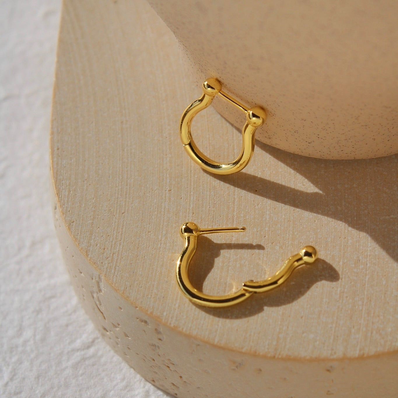 "Melina" elegant moderne, geschwungene Creolen