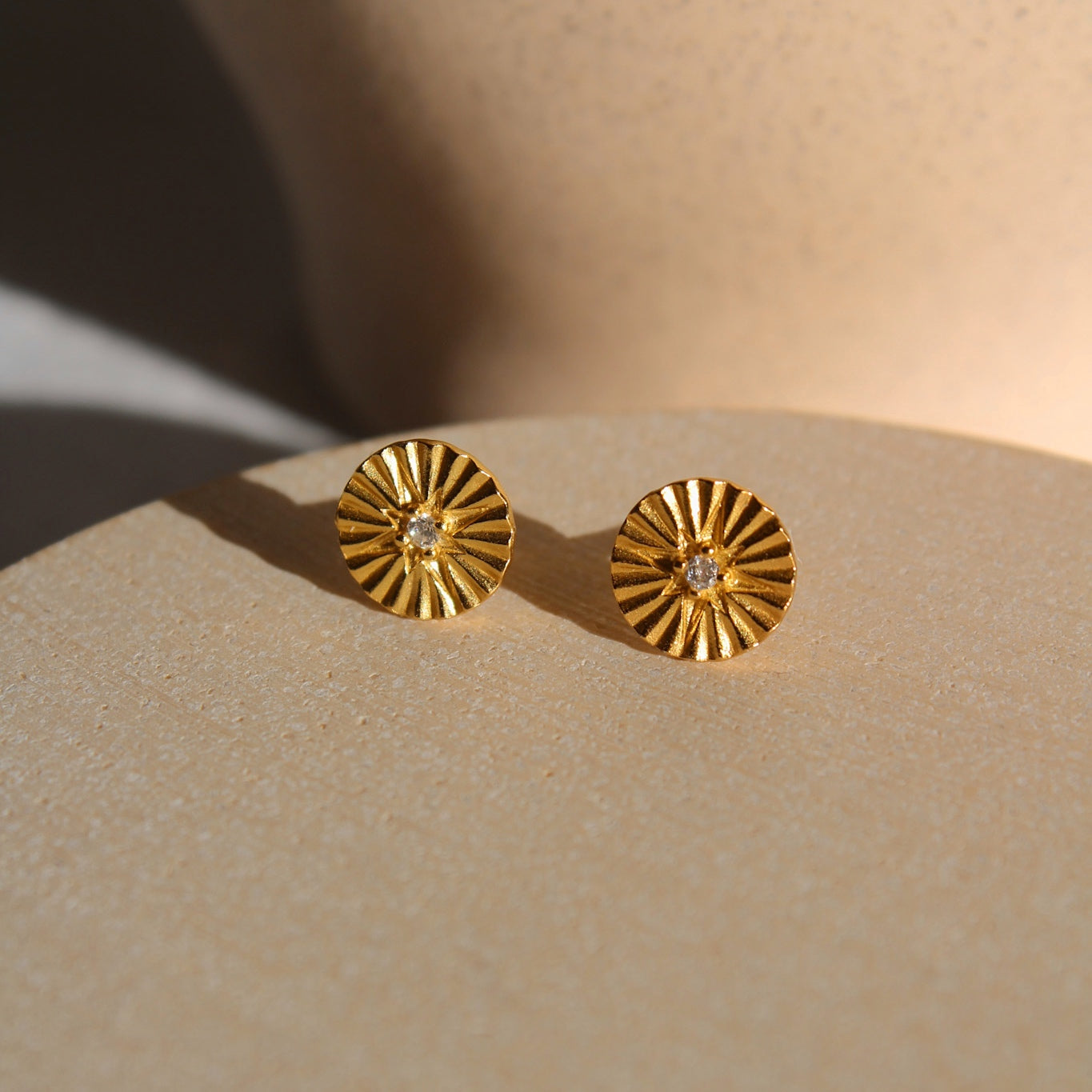 "Orion" Plättchen Ohrstecker mit Sternprägung