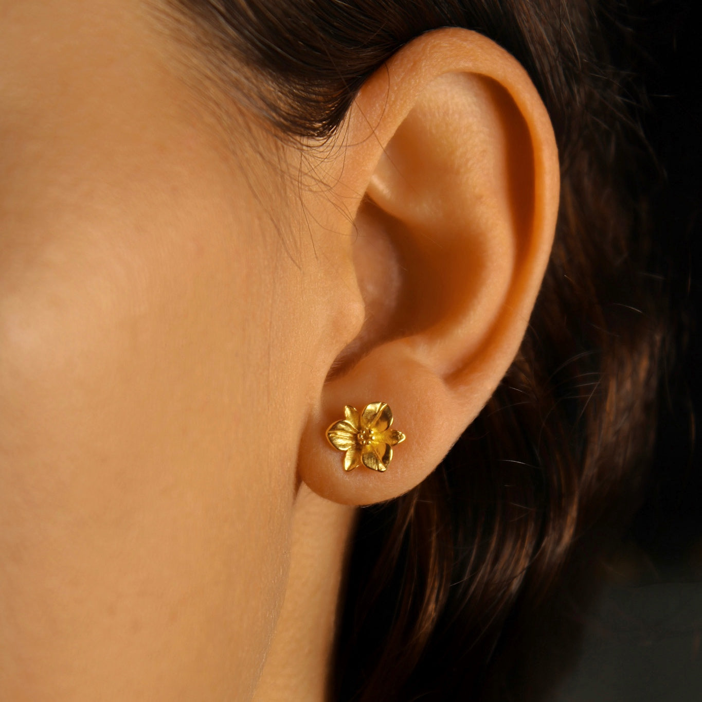 „Orchid" elegant Ohrstecker mit detailliertem Blumenmotiv