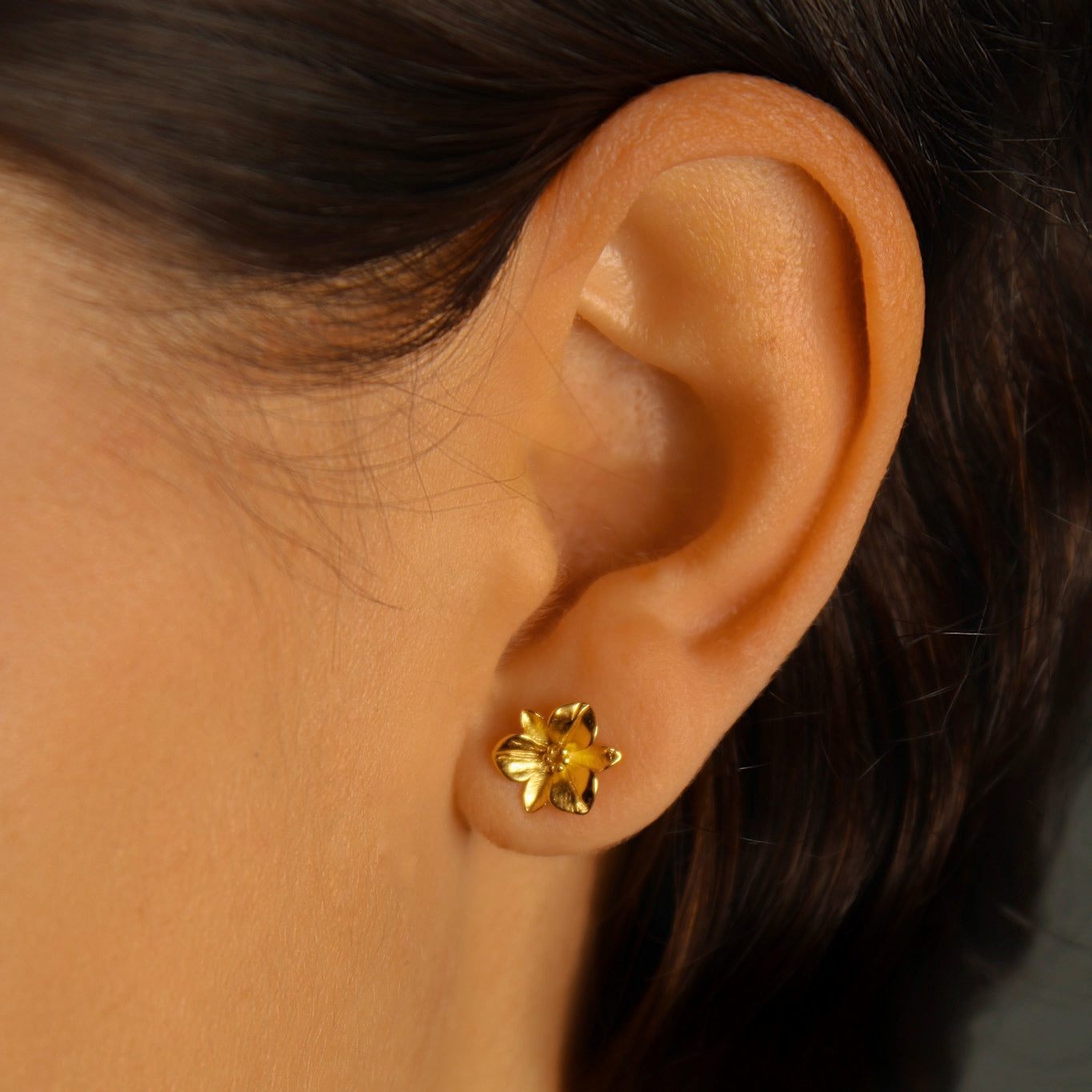 „Orchid" elegant Ohrstecker mit detailliertem Blumenmotiv