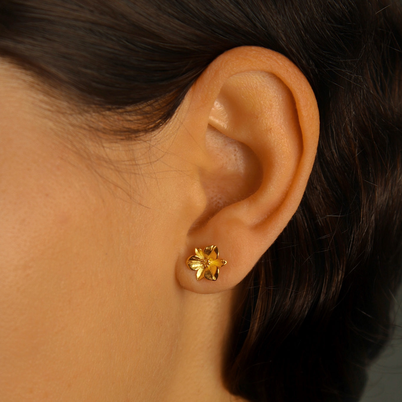 „Orchid" elegant Ohrstecker mit detailliertem Blumenmotiv