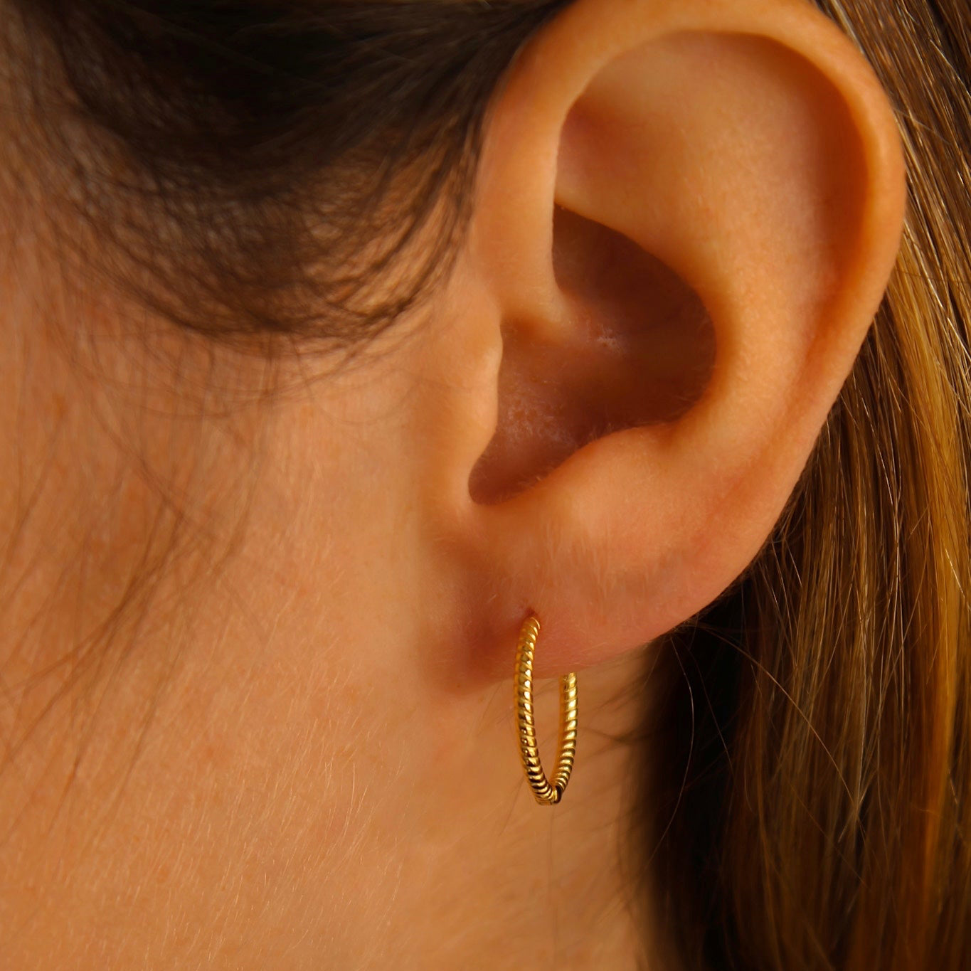 "Twisted" minimalistische Creolen Gold