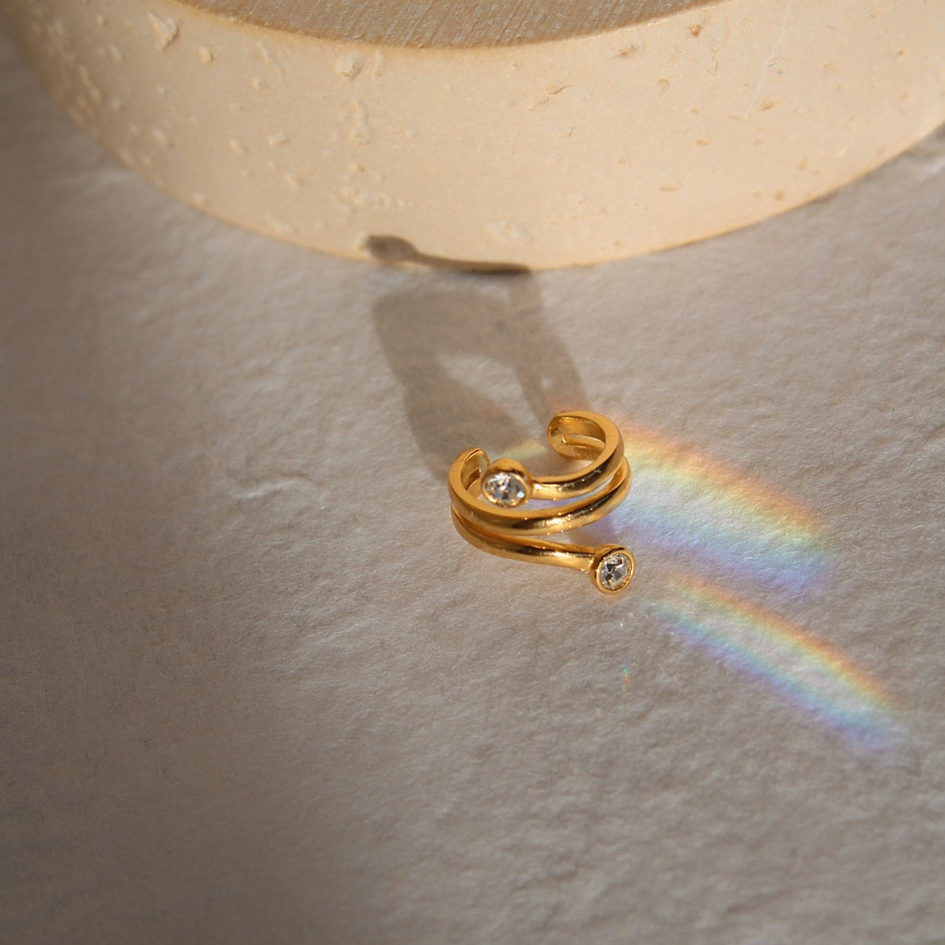 "Silent Ascent" - eleganter Earcuff mit Zirkonia