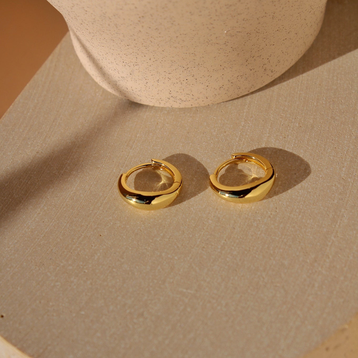 "Auréa" feine, minimalistische Creolen