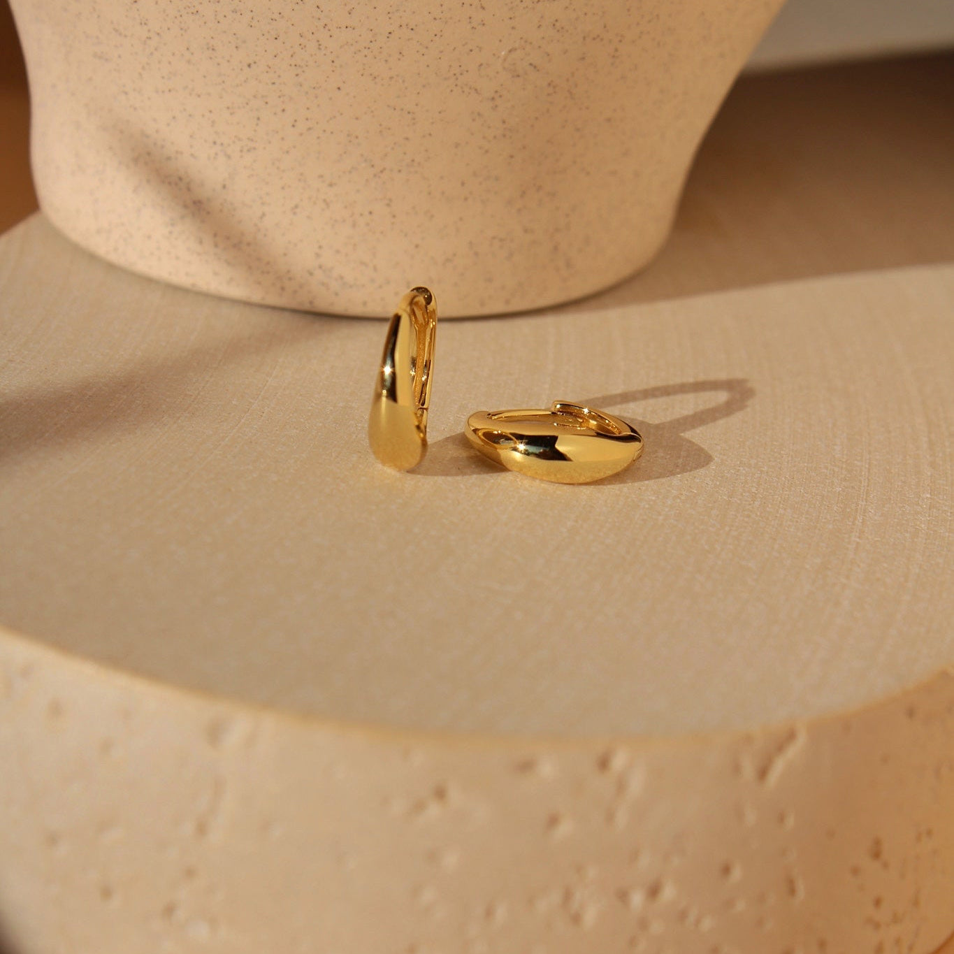 "Auréa" feine, minimalistische Creolen