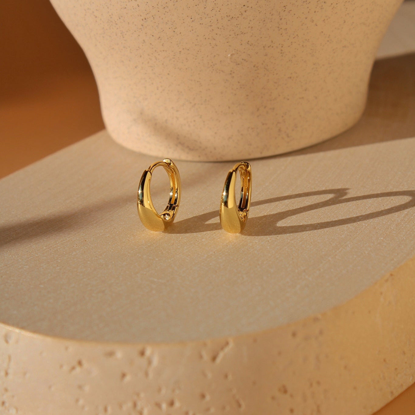 "Auréa" feine, minimalistische Creolen