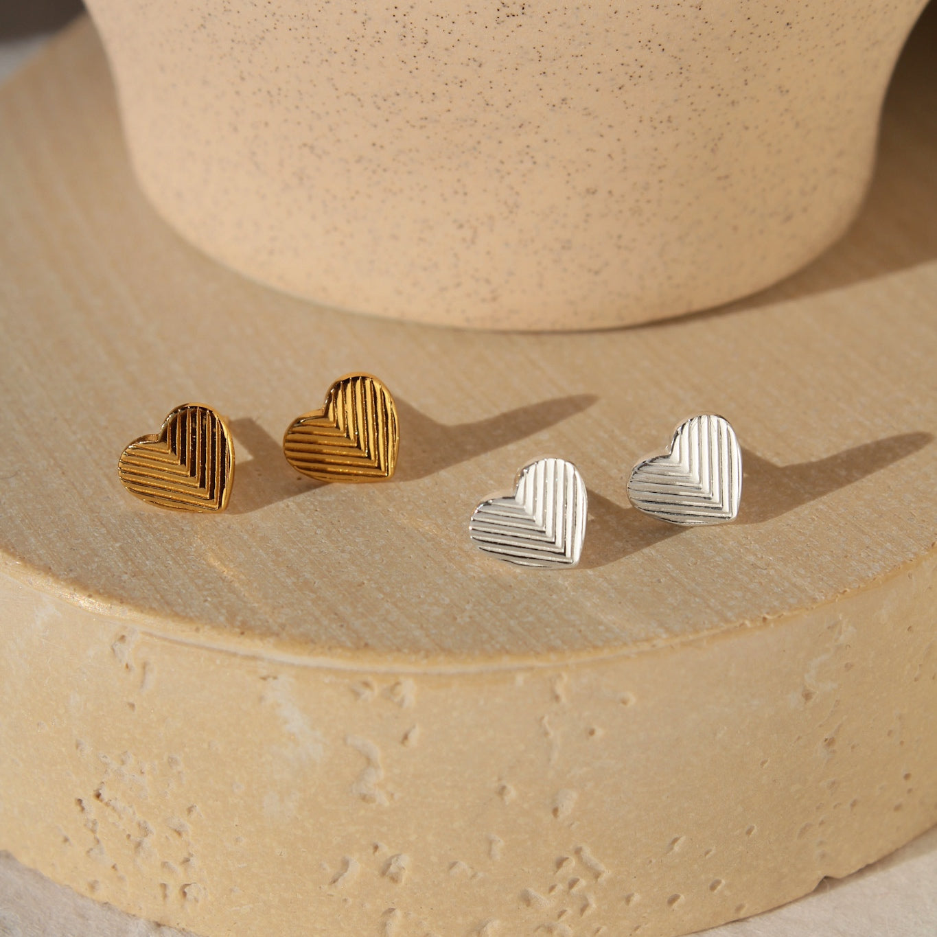 "Liv" - elegante Chevron Herz Ohrstecker