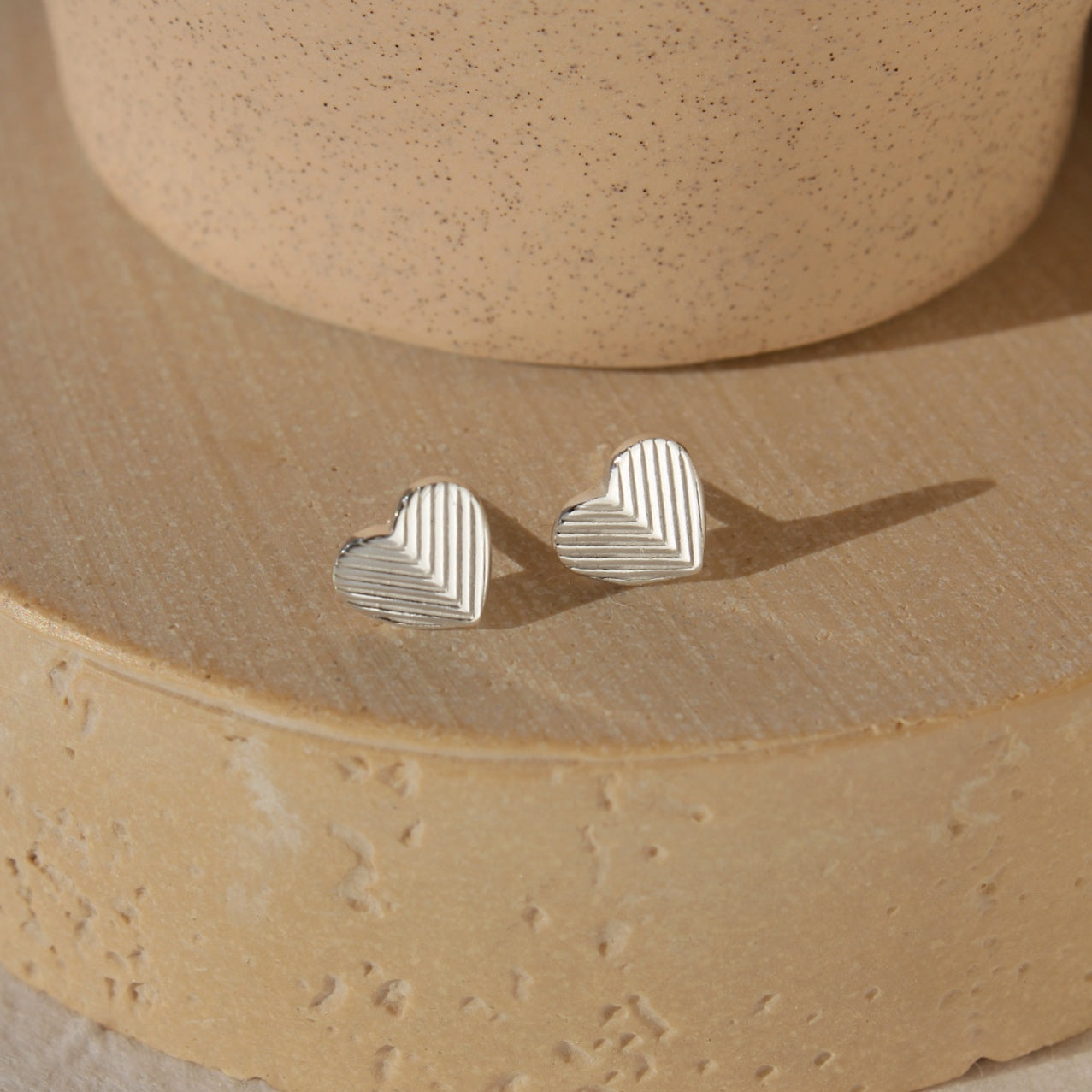 "Liv" - elegante Chevron Herz Ohrstecker