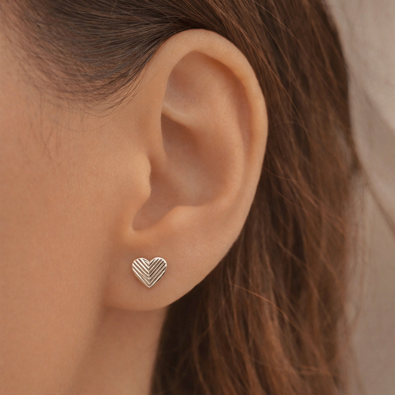 "Liv" - elegante Chevron Herz Ohrstecker
