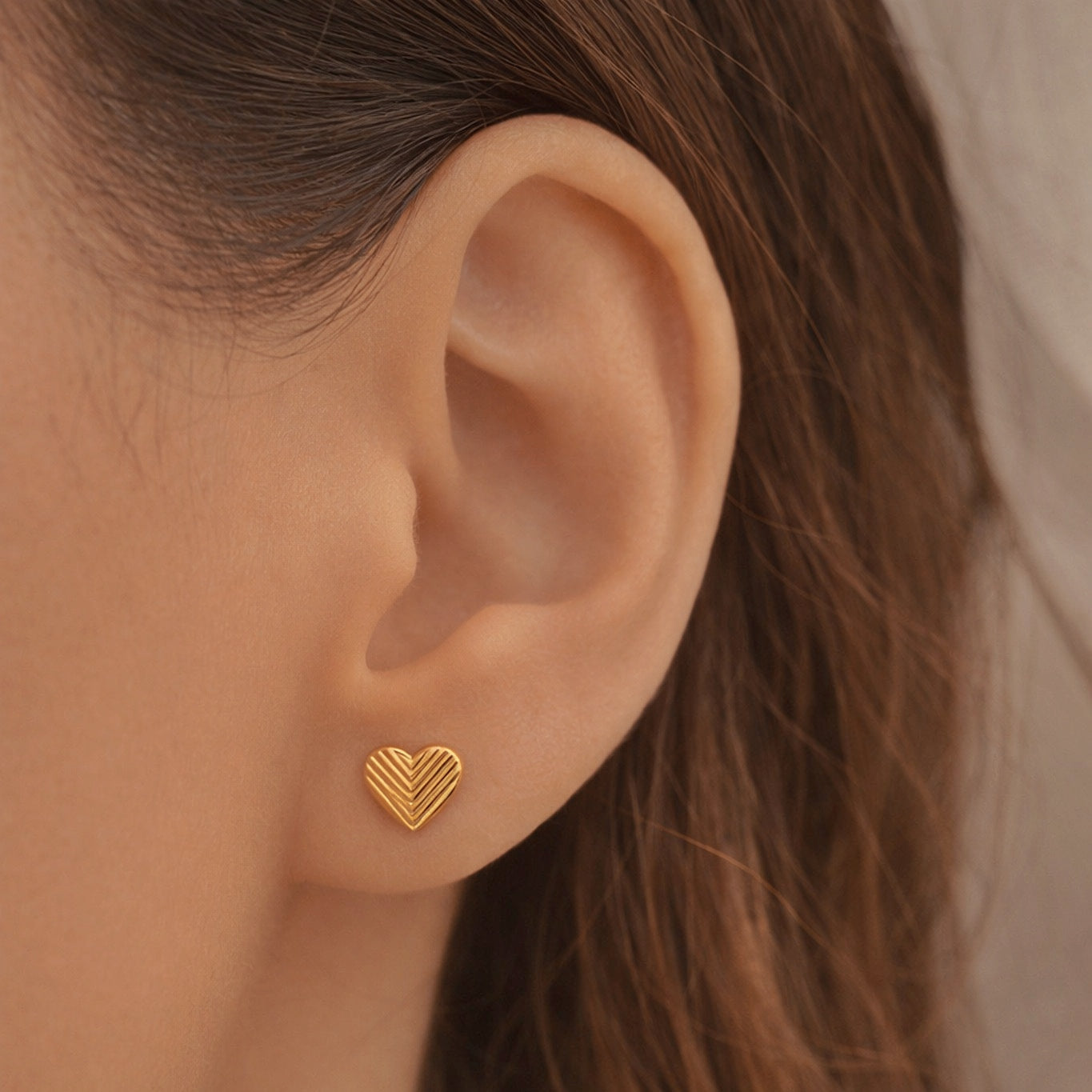 "Liv" - elegante Chevron Herz Ohrstecker