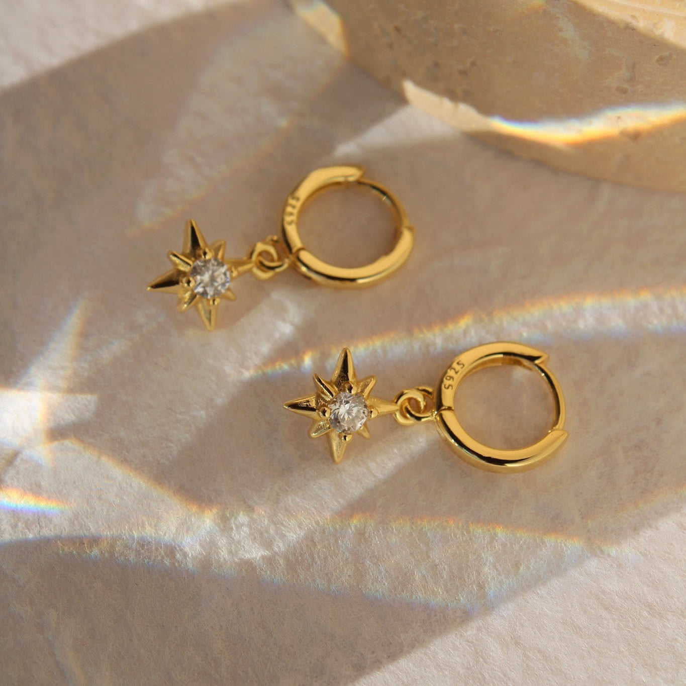 „Kagaya" Huggie Creolen mit Stern Anhänger und Zirkonia