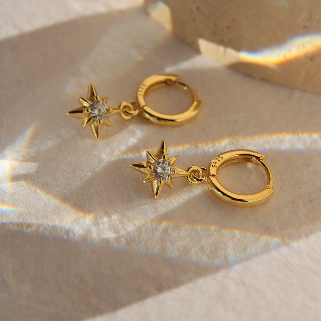 „Kagaya" Huggie Creolen mit Stern Anhänger und Zirkonia