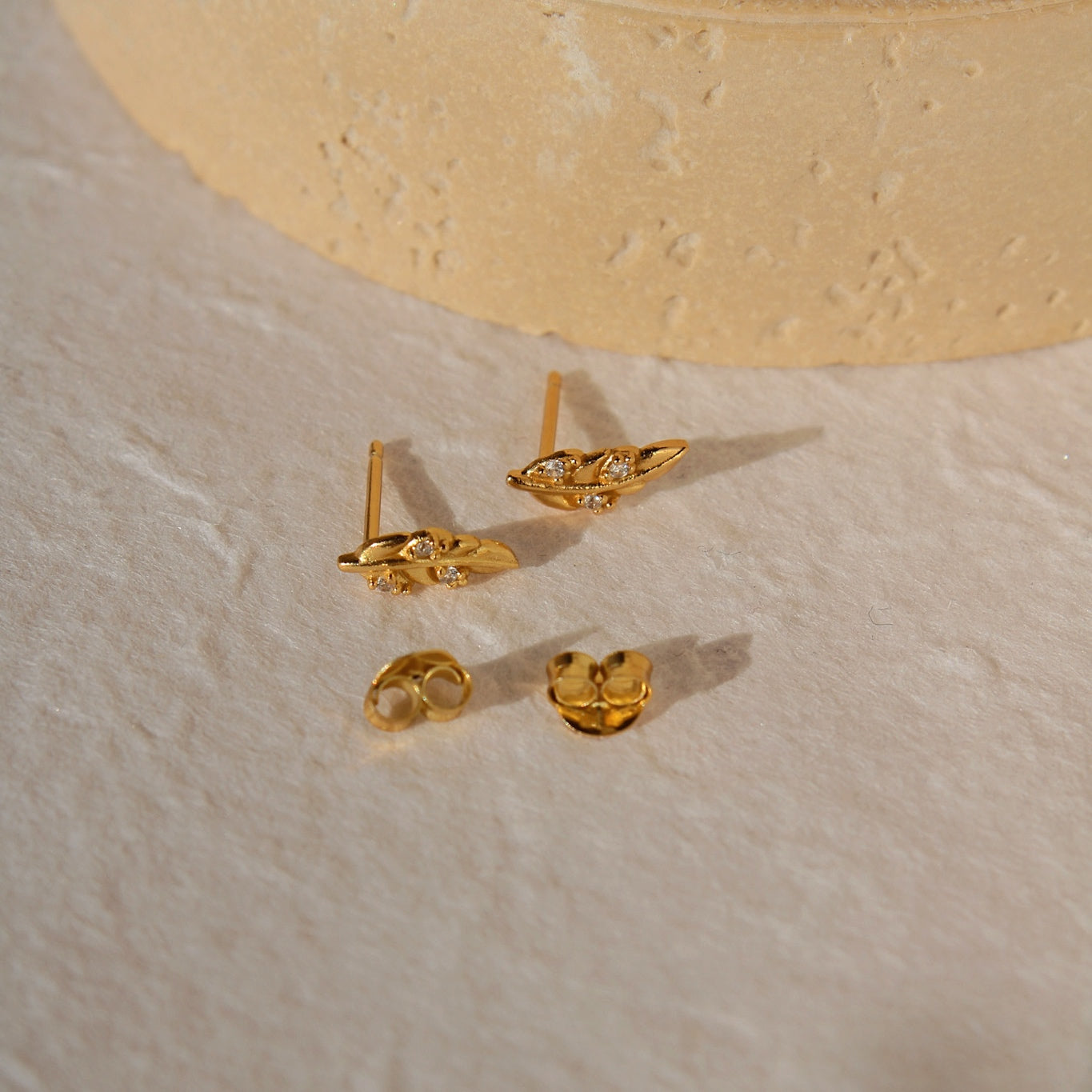 "Farina" goldene Blättchen Ohrstecker mit Zirkonia