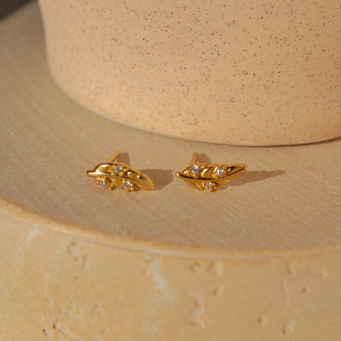 "Farina" goldene Blättchen Ohrstecker mit Zirkonia
