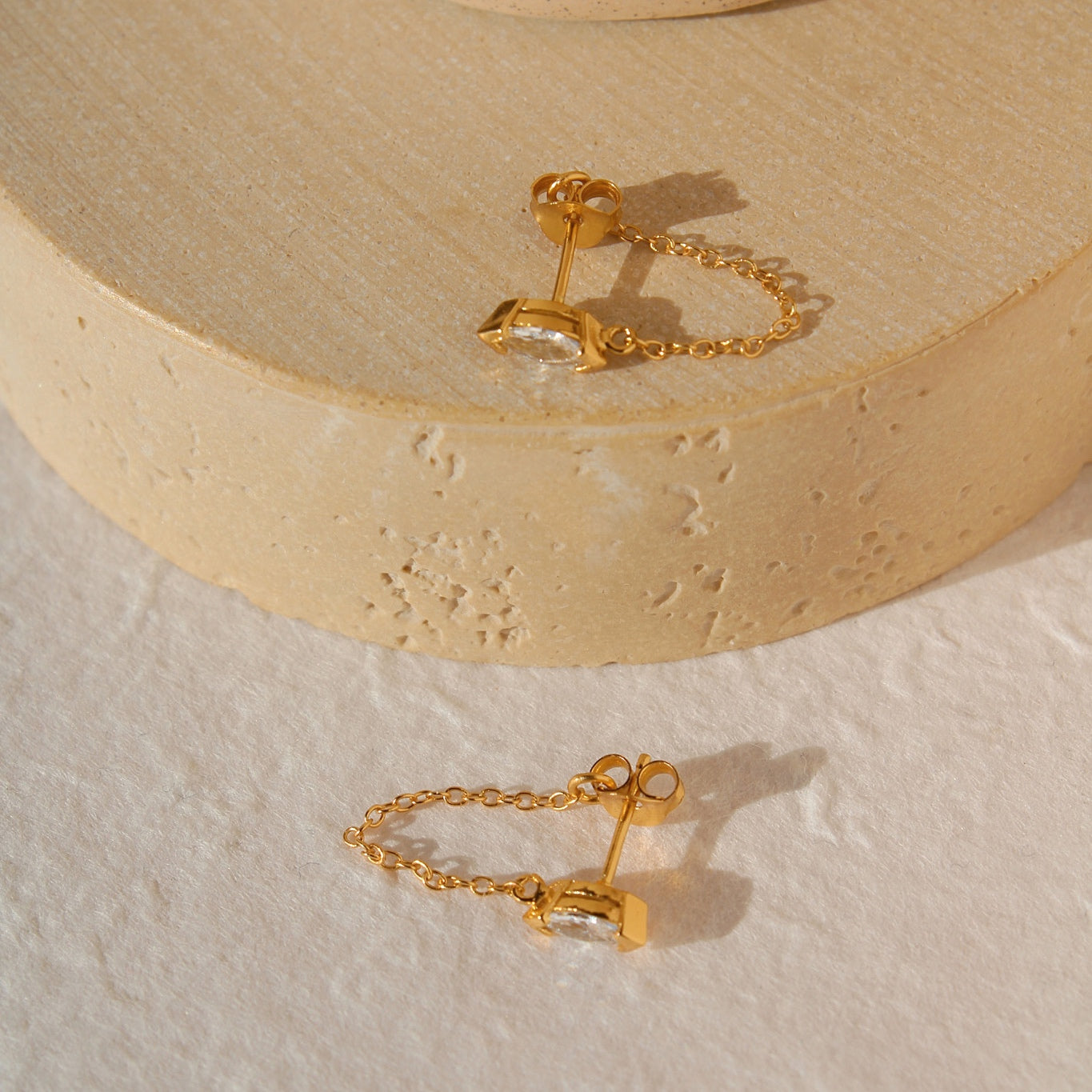 "Lumière Drop" - elegante Kettchen Ohrringe mit Marquise Zirkonia