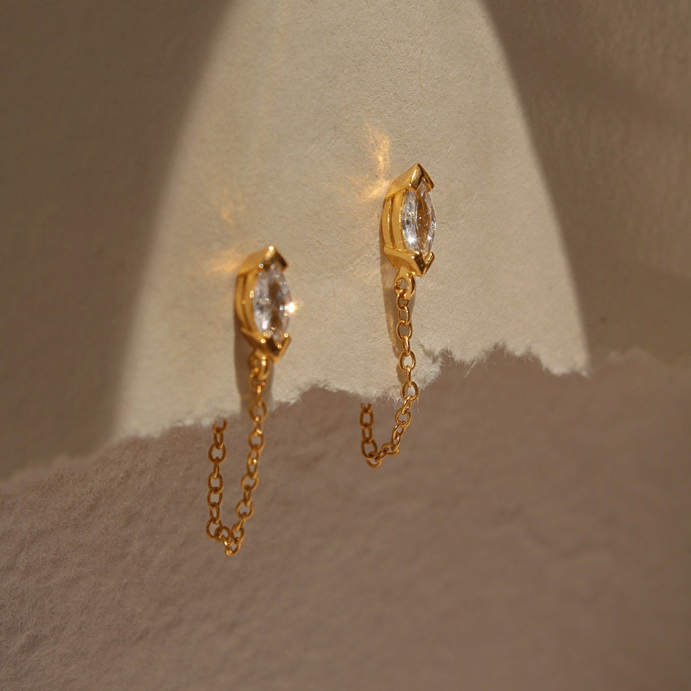 "Lumière Drop" - elegante Kettchen Ohrringe mit Marquise Zirkonia